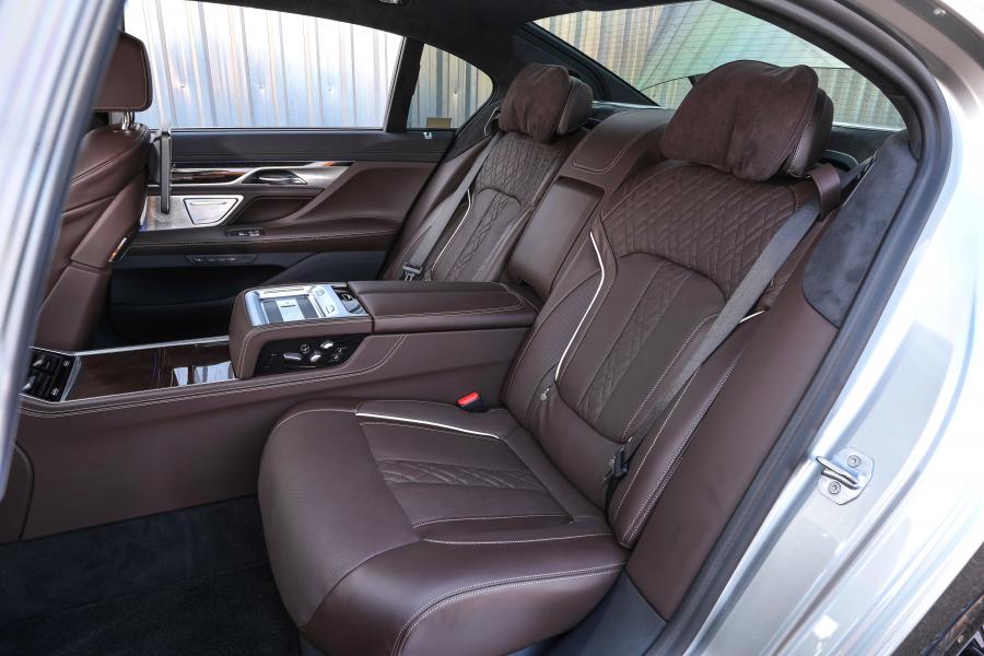 Интерьер BMW 740Li M Sport (G12) 2019 года  (ZA) (фото 14 из 17)